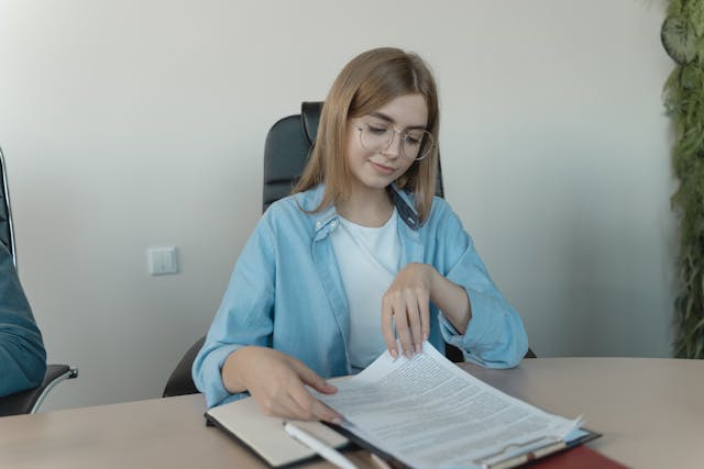 Jeune candidate préparant un CV débutant sans expérience